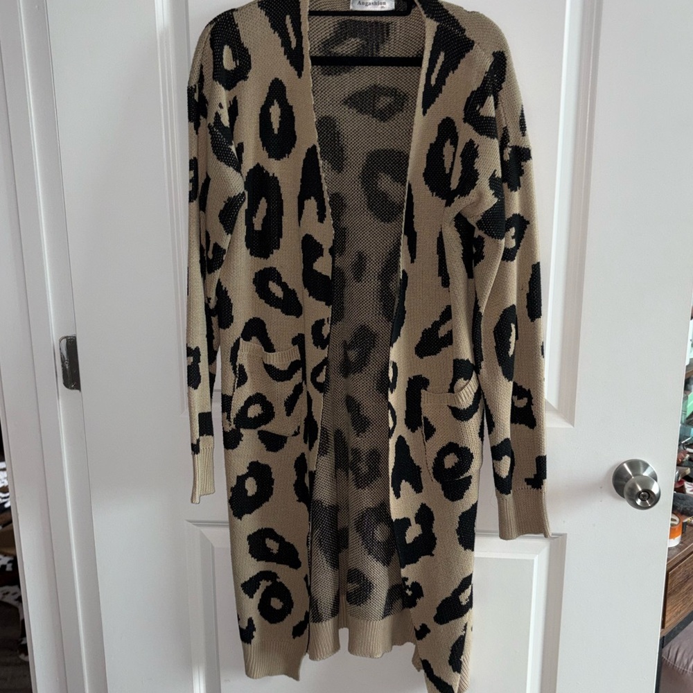 Elegant Leopard Print Cardigan - Picture 2 of 3
